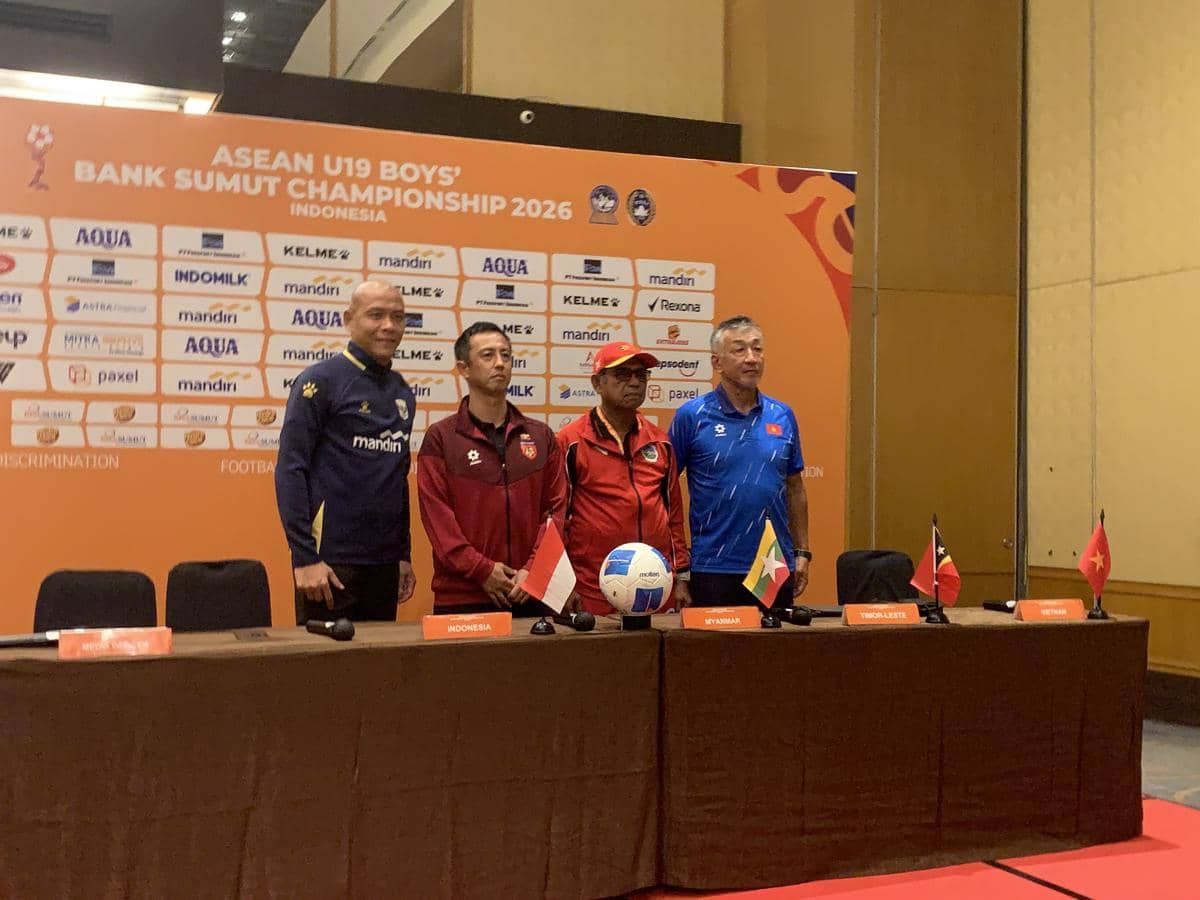 Pelatih timnas U-19 dari Indonesia, Myanmar, Timor Leste, dan Vietnam berpose bersama dalam konferensi pers Piala AFF U-19 di Sumatera Utara.
