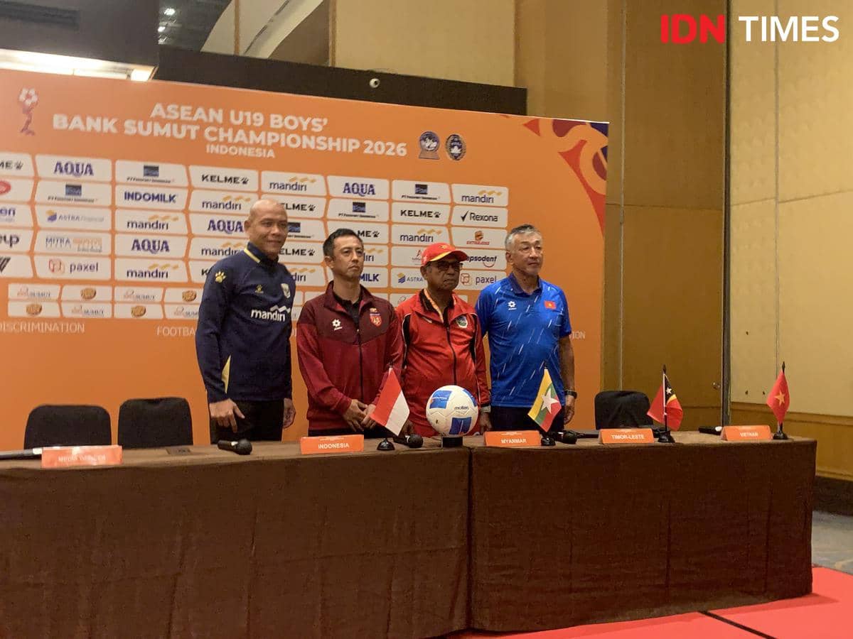 Pelatih timnas U-19 dari Indonesia, Myanmar, Timor Leste, dan Vietnam berpose bersama dalam konferensi pers Piala AFF U-19 di Sumatera Utara.