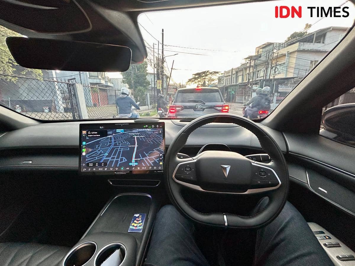 Tampilan interior Changan Deepal S07 dengan desain minimalis dan modern, menampilkan setir futuristik serta layar navigasi besar di tengah.