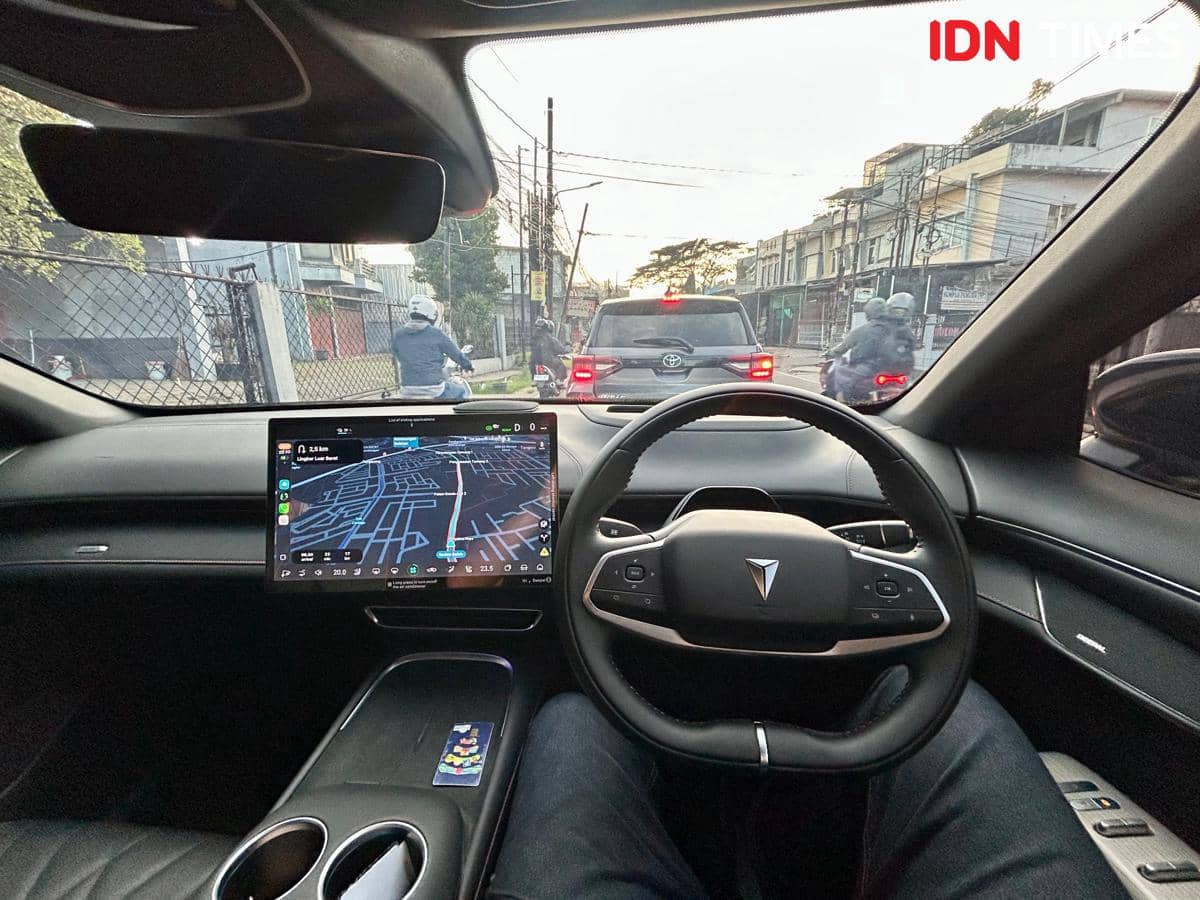 Tampilan interior Changan Deepal S07 dengan desain minimalis dan modern, menampilkan setir futuristik serta layar navigasi besar di tengah.
