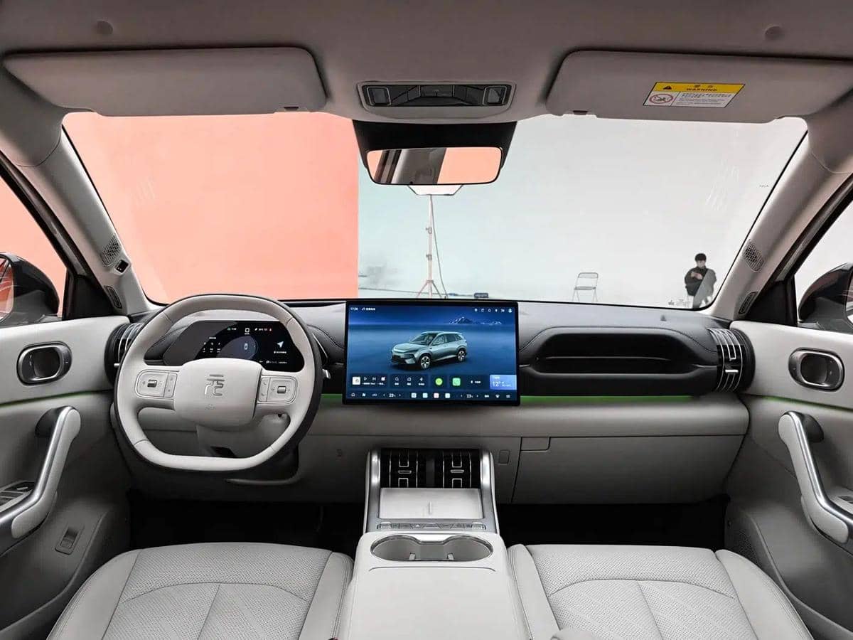 Tampilan interior BYD Atto 3 terbaru dengan setir modern, layar sentuh besar di tengah, dan desain kabin berwarna abu-abu elegan.