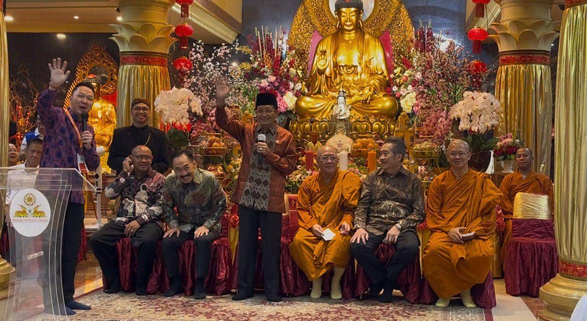 Momen Waisak, Menag Ajak Rakyat Kendalikan Ego Demi Kedamaian