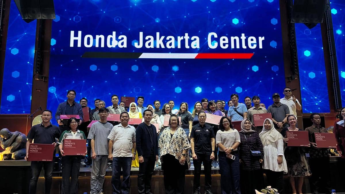 Para pemenang undian Honda Brio berfoto bersama di depan layar besar bertuliskan Honda Jakarta Center dengan suasana acara meriah.