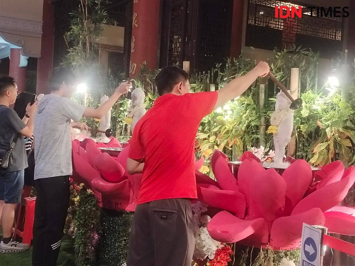 Maknai Waisak, Umat Buddha Gelar Pemandian Rupang di Vihara Maitreya Medan