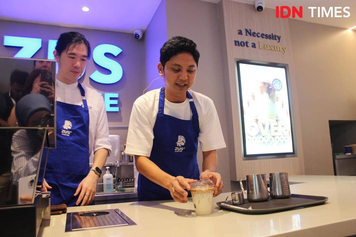 Head of Coffee ZUS COFFEE, Terence Ho, bersama Taufan Mokoginta, pemenang World Coffee Roasting Championship dan Bean Ambassador ZUS Indonesia, usai mendemokan kreasi menu eksklusif Indonesia, Es Kopi Teman Cerita
