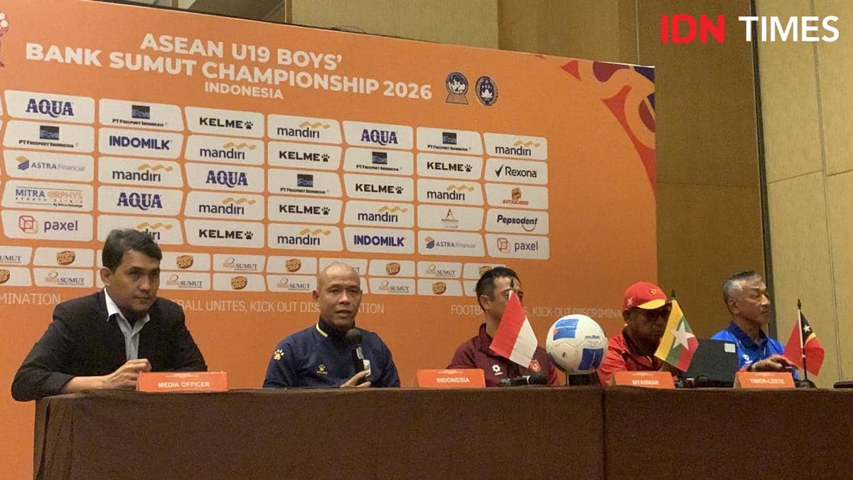 Pelatih timnas U-19 Indonesia bersama pelatih dari negara peserta lain menghadiri konferensi pers Piala AFF U-19 2026 di Sumatera Utara.