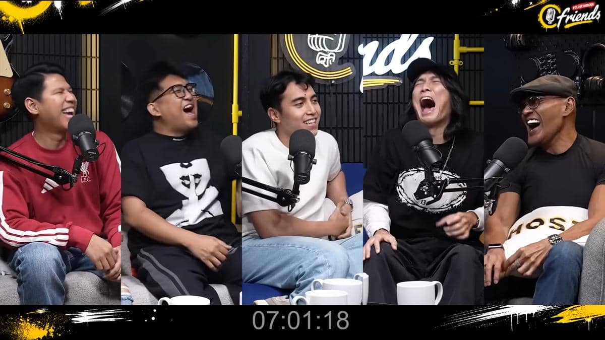 Lima pria duduk berjajar di studio podcast sambil tertawa lepas di depan mikrofon pada episode perdana podcast Friends di YouTube.