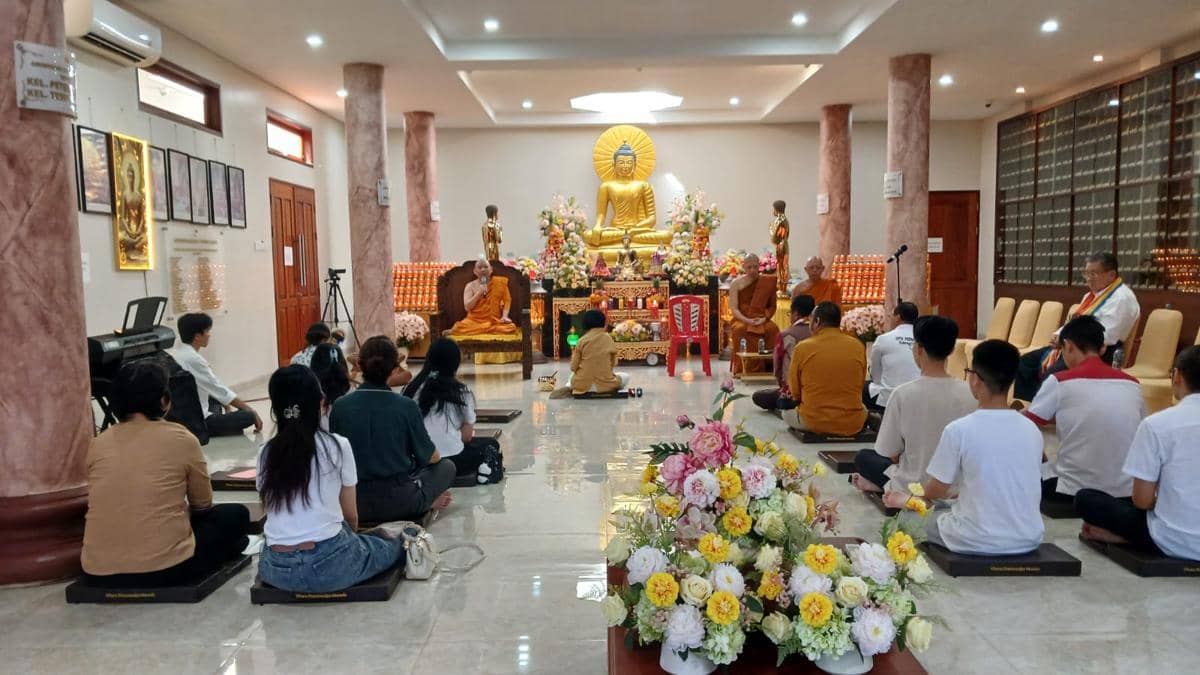 Ibadah Tri Suci Waisak di Manado, Umat Diminta Berpegang pada Dharma