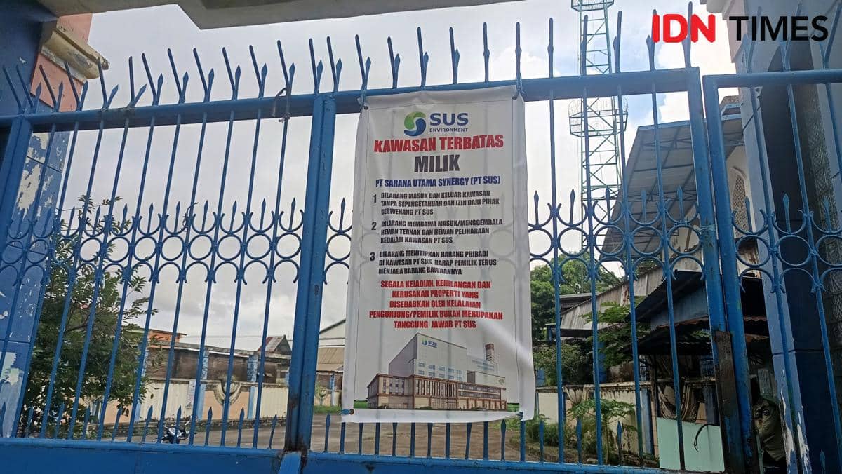 Gerbang berpagar biru dengan spanduk bertuliskan kawasan terbatas milik PT Sarana Utama Synergy di Jalan Ir Sutami, Makassar.