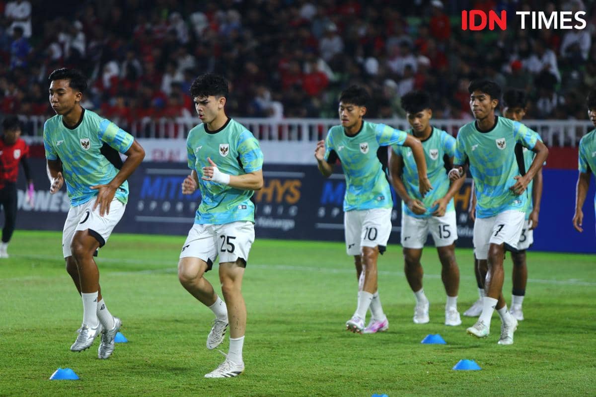 Para pemain Timnas Indonesia U-19 berlatih di lapangan dengan mengenakan jersey hijau muda dan celana putih menjelang pertandingan.