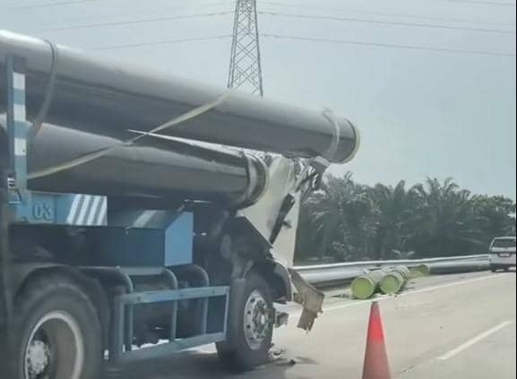 Truk Muatan Pipa Baja Tabrak Tronton di Tol, CR-V Ikut Jadi Korban