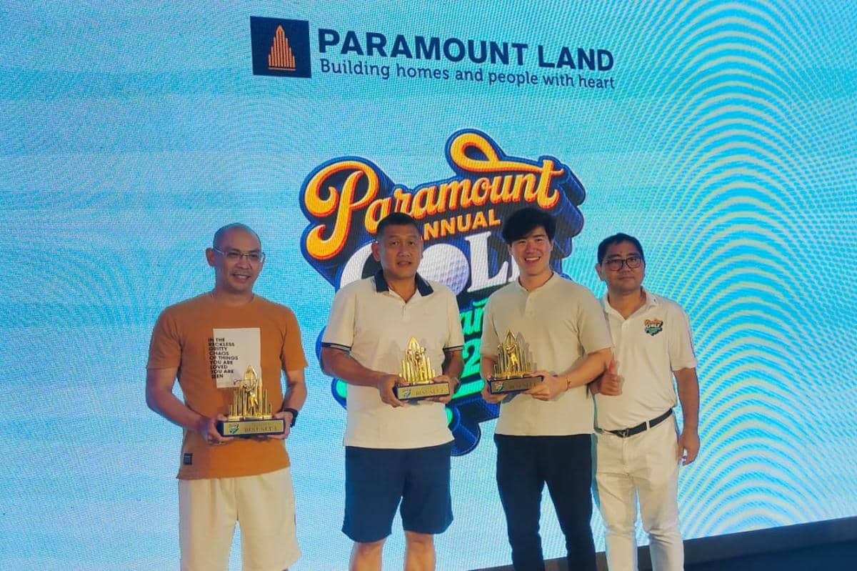 Empat pria berpose sambil memegang trofi di acara Paramount Annual Golf Tournament 2026 dengan latar logo Paramount Land.