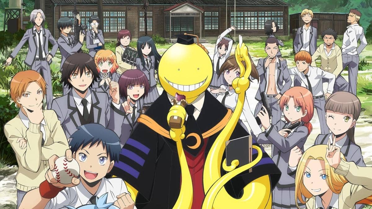 Para siswa dan guru dengan karakter utama berwajah bulat kuning tersenyum dari anime Assassination Classroom Season 2 berdiri di depan sekolah.