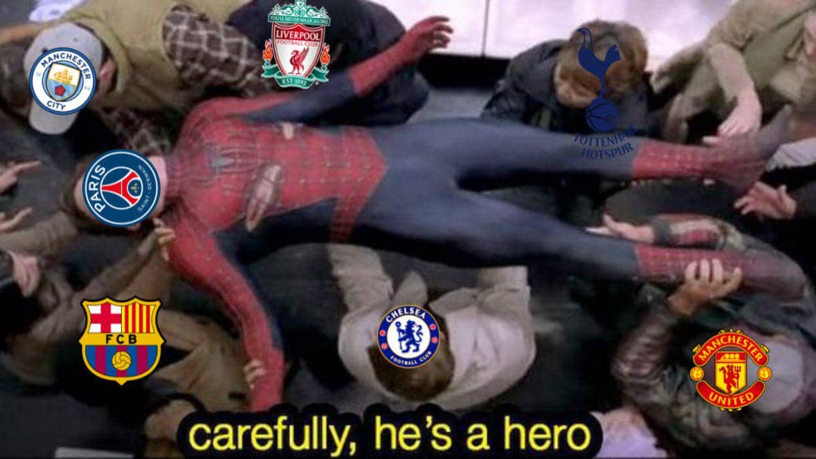 Meme Spider-Man yang digotong orang banyak dengan logo klub sepak bola seperti PSG, Manchester City, Liverpool, dan lainnya di wajah mereka.