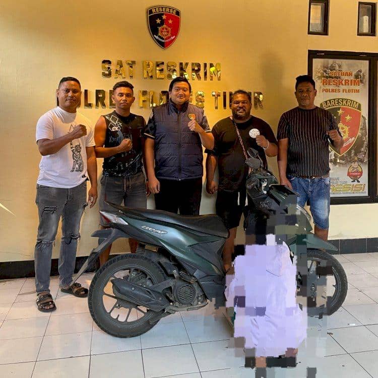 Tim URC dan Satreskrim Polres Flores Timur berpose bersama sepeda motor hasil curian yang berhasil diamankan di kantor polisi.