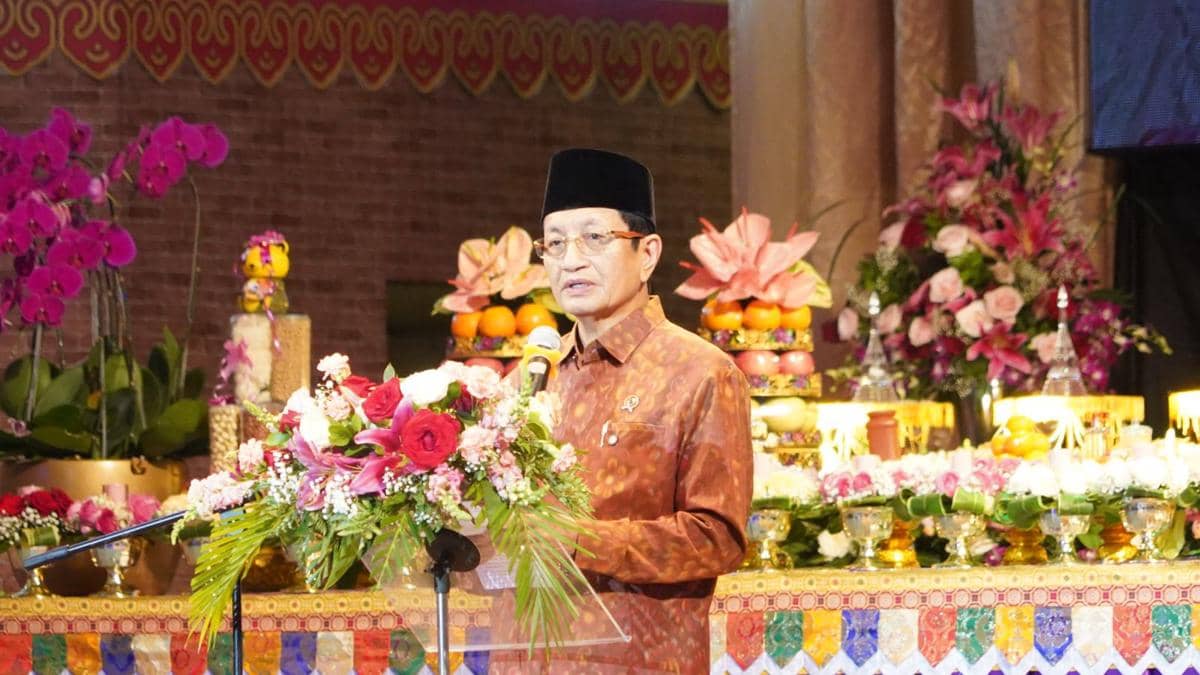 Menag Ajak Umat Buddha Tebarkan Perdamaian saat Waisak 2026