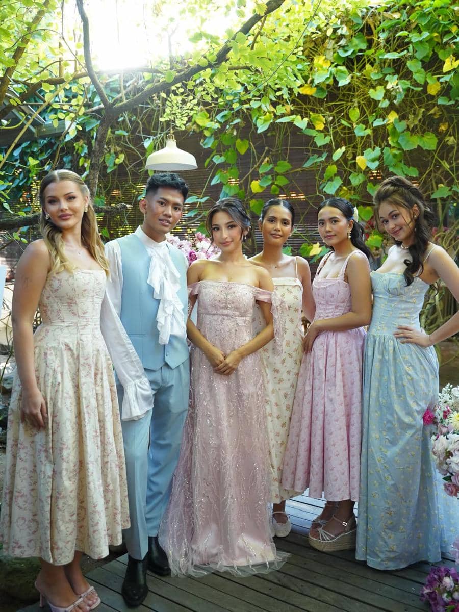 Gaya Jennifer Coppen di Bridesmaid Proposal (instagram.com/jennifercoppenreal20)