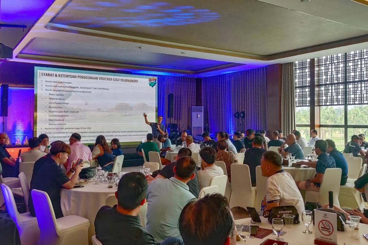 Peserta menghadiri acara Paramount Annual Golf Tournament 2026 di ruang konferensi dengan presentasi mengenai syarat penggunaan voucher.