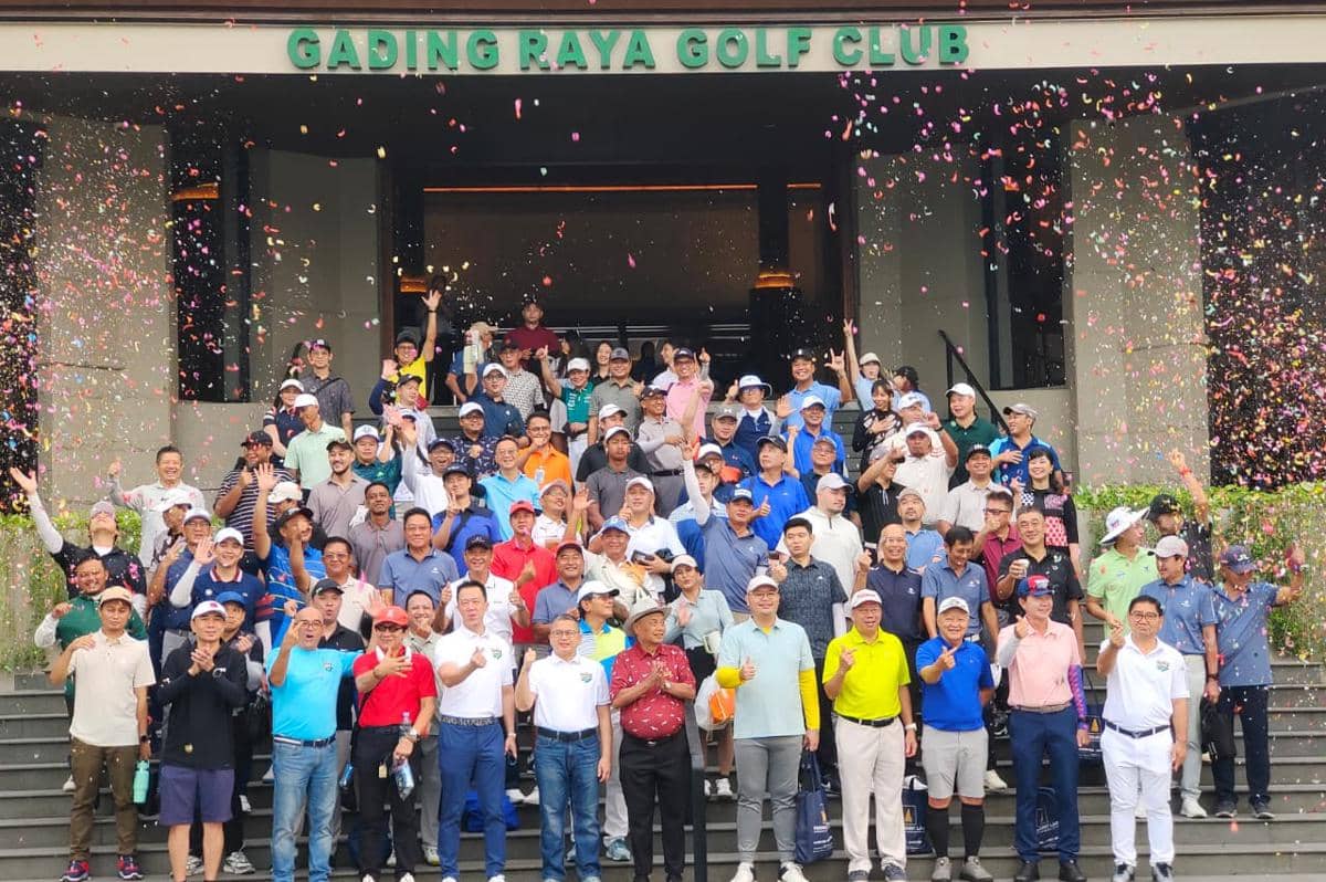 Ratusan peserta Paramount Annual Golf Tournament 2026 berfoto bersama di depan Gading Raya Golf Club dengan suasana meriah dan taburan konfeti.
