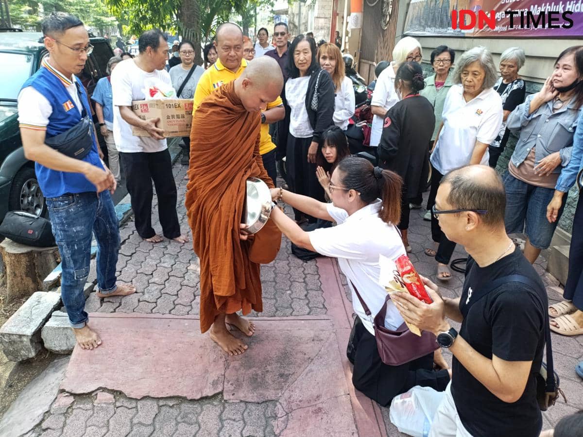 Jelang Waisak, Bikkhu di Tulungagung Jalani Tradisi Pindapata