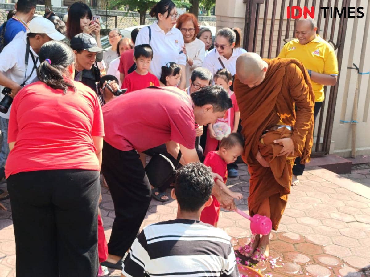 Bikkhu usai menjalani tradisi Pindapata di Vihara Buddha Loka Theravada. IDN Times/Bramanta Pamungkas