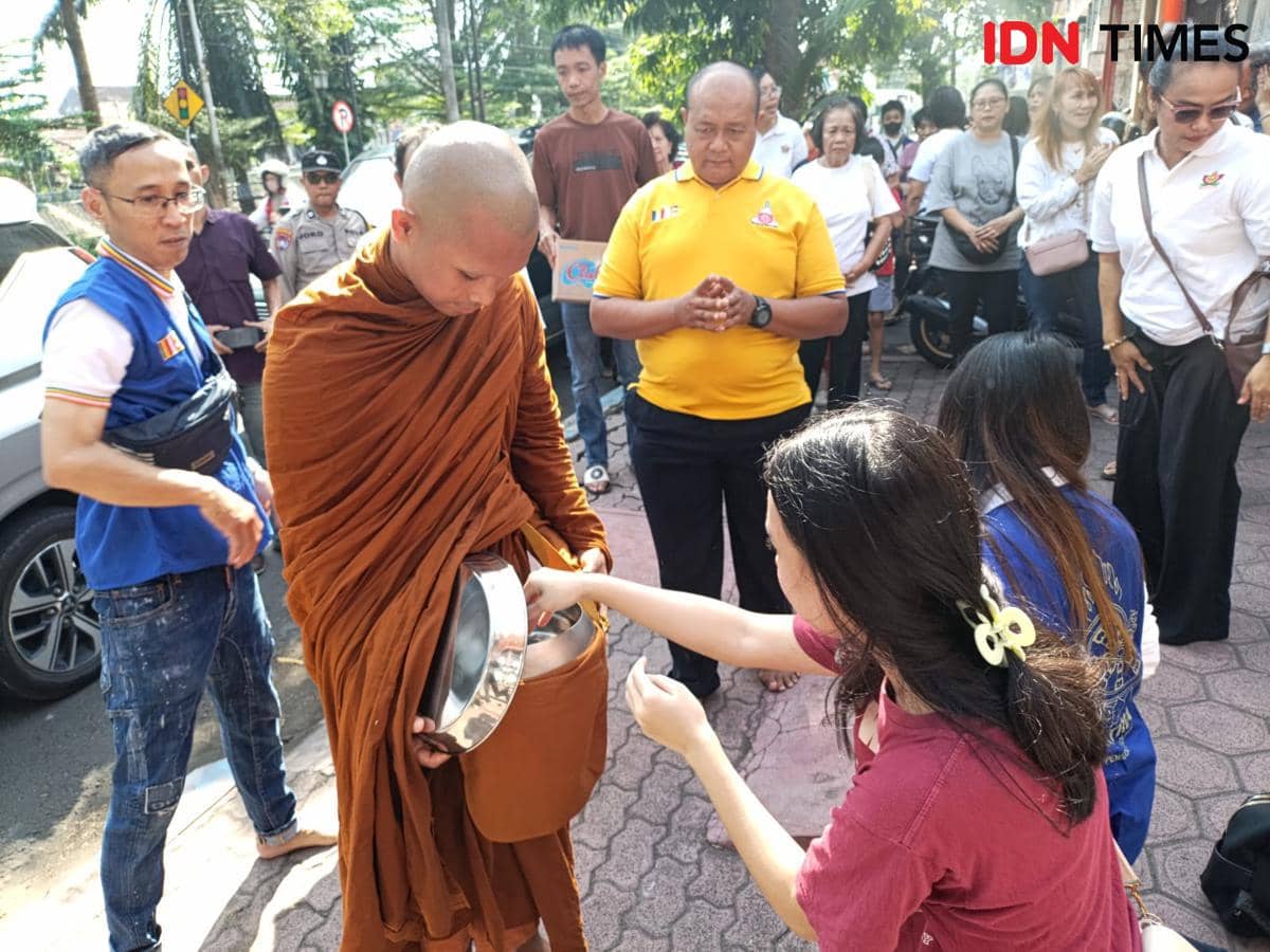 Bikkhu menjalani tradisi Pindapata di Vihara Buddha Loka Theravada. IDN Times/Bramanta Pamungkas