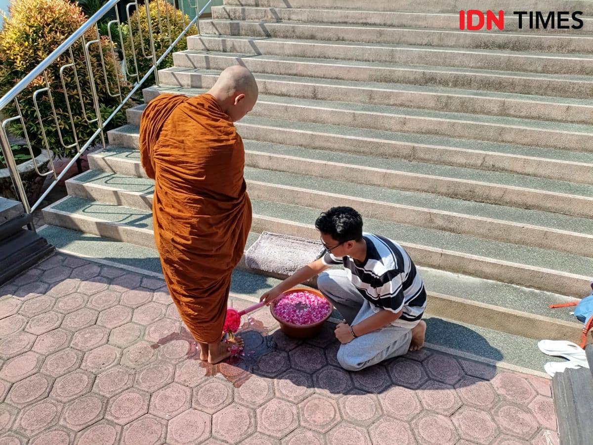 Bikkhu usai menjalani tradisi Pindapata di Vihara Buddha Loka Theravada. IDN Times/Bramanta Pamungkas