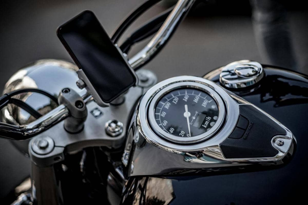 Ilustrasi dudukan HP motor 