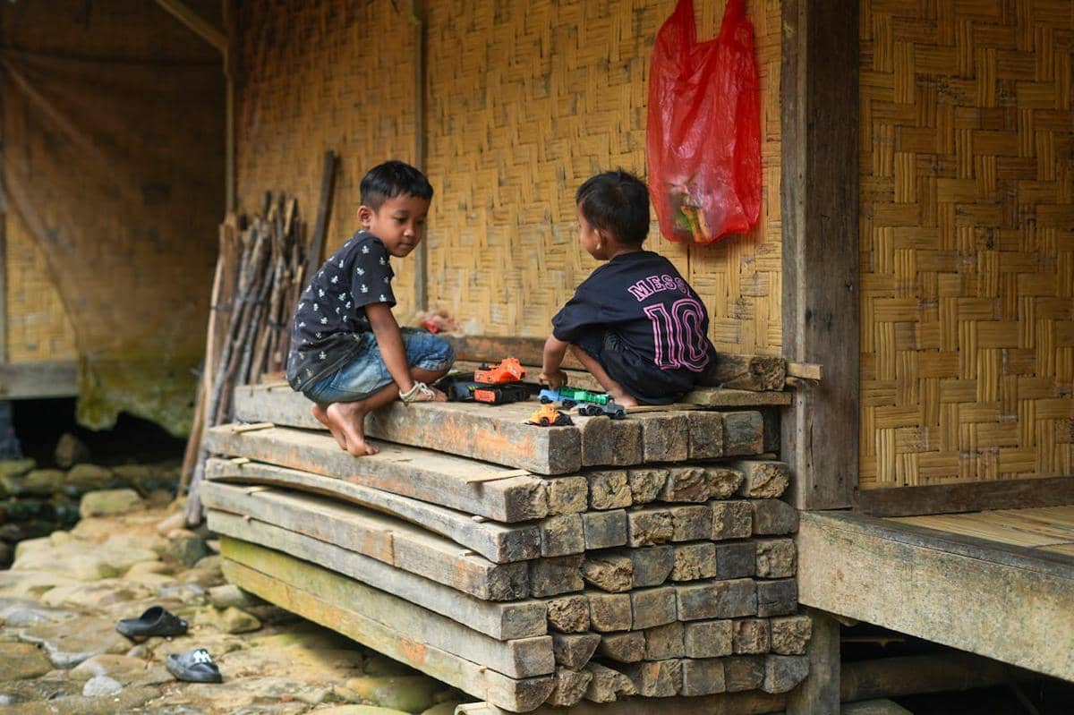 anak-anak di rumah tradisional