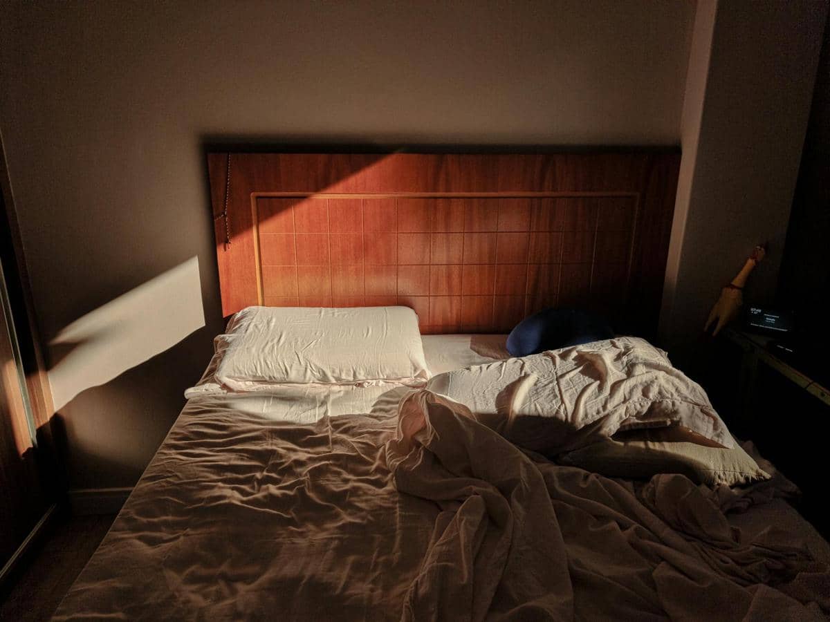 5 Alasan Posisi Kepala Tempat Tidur Menempel Tembok Itu Penting!