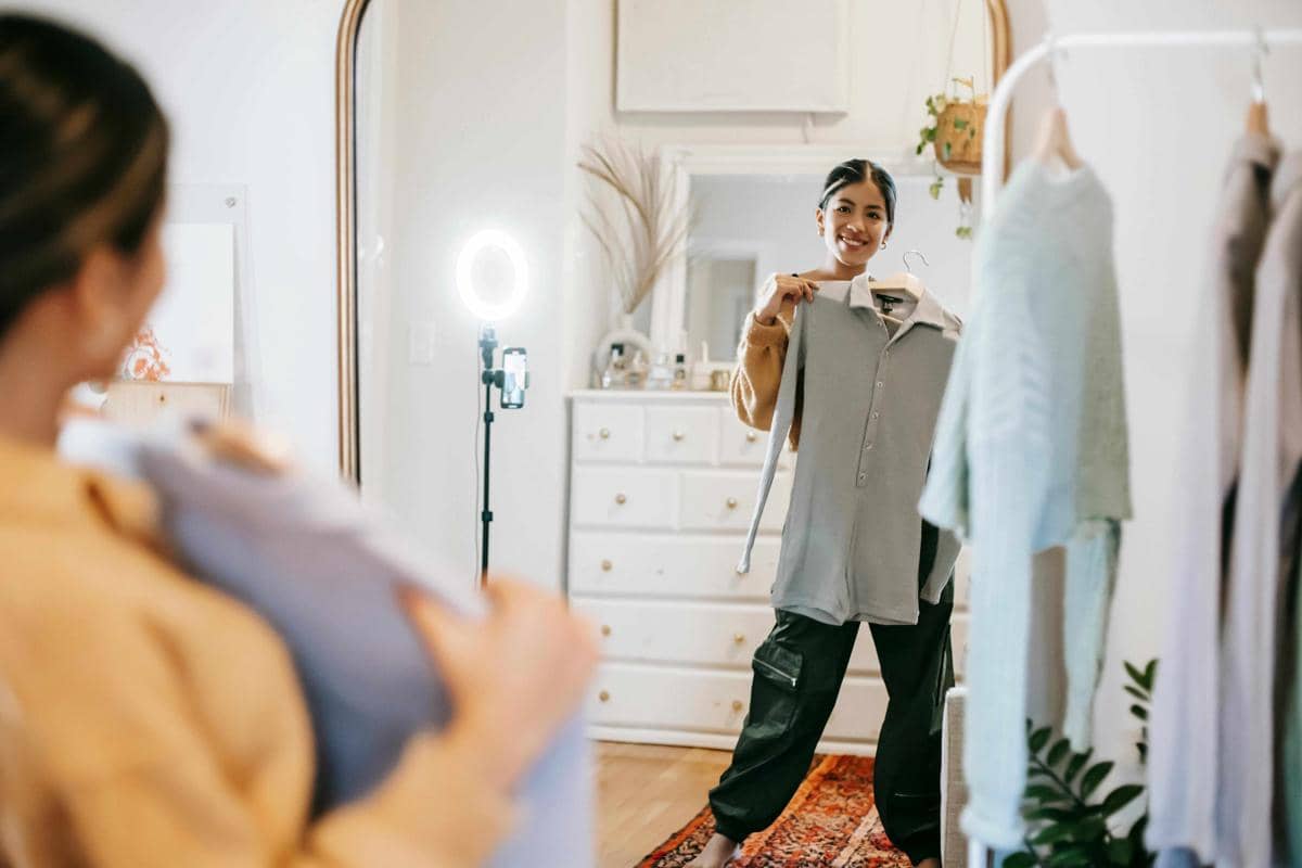 ilustrasi perempuan sedang memadukan outfit