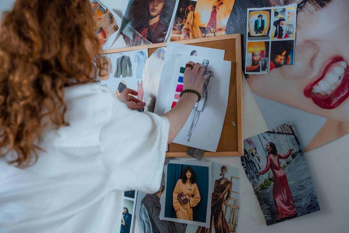 ilustrasi perempuan sedang merangkai moodboard