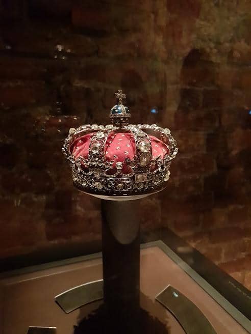 Mahkota Ratu Lovisa Ulrika dari Swedia. Saat ini, mahkota tersebut disimpan dan dipamerkan untuk umum di Ruang Harta Karun di Istana Stockholm.