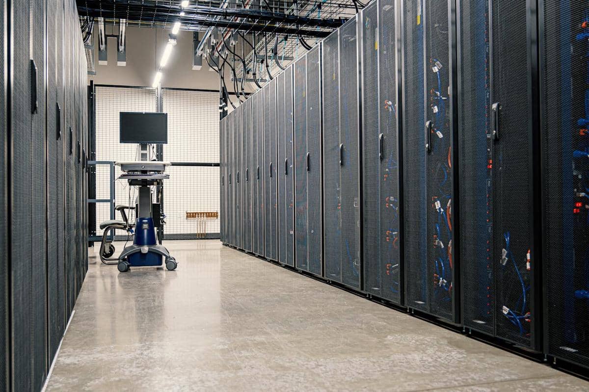 Data center atau cloud server.