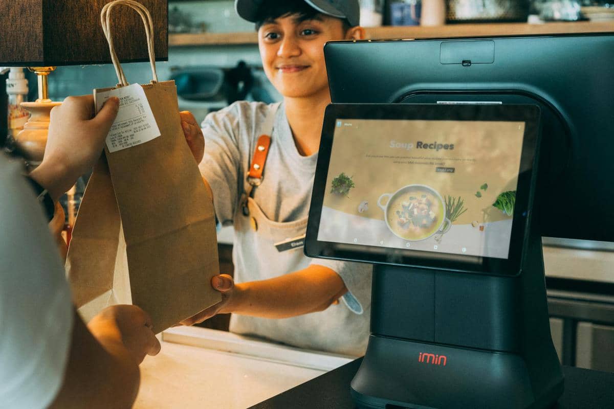 ilustrasi kasir menyerahkan paper bag ke pelanggan