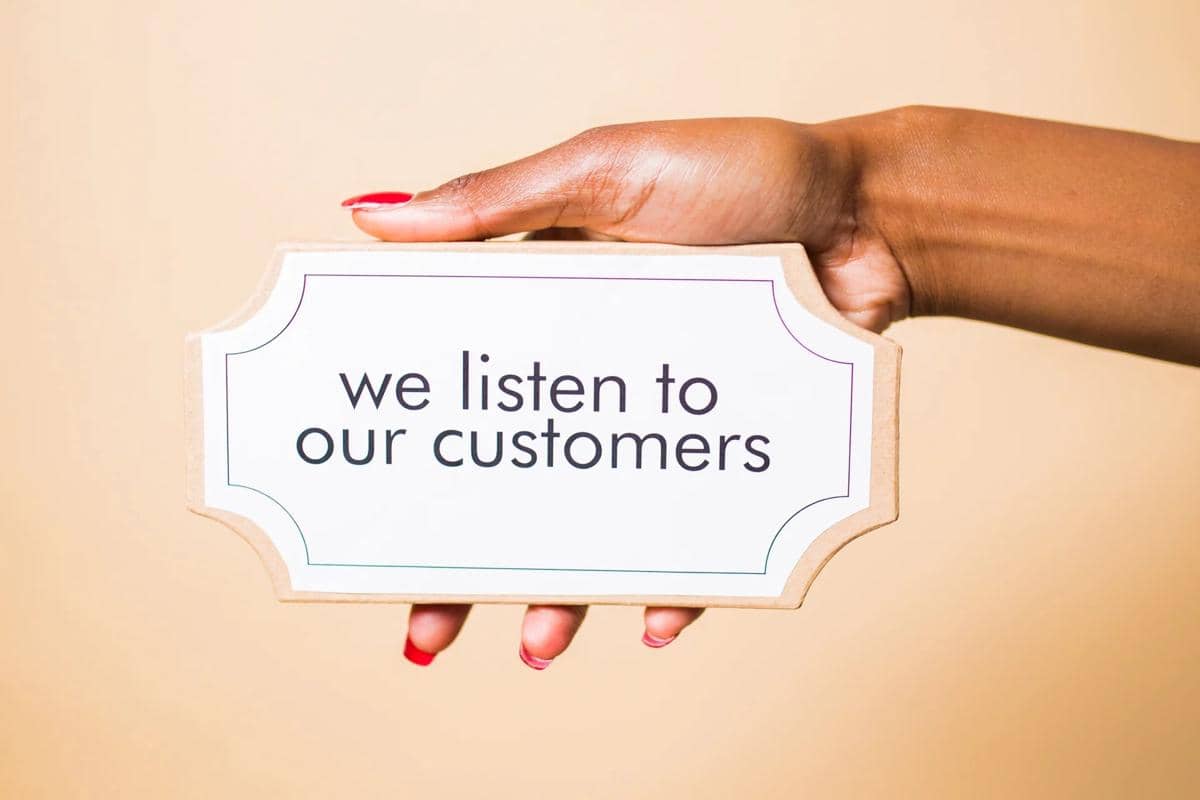 ilustrasi papan bertuliskan “We listen to our customers”
