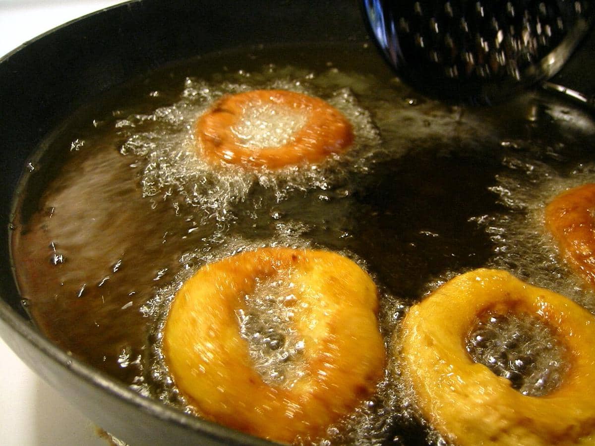 ilustrasi membuat donat labu kuning 