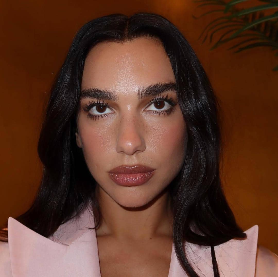 Inspirasi sunkissed makeup ala Dua Lipa