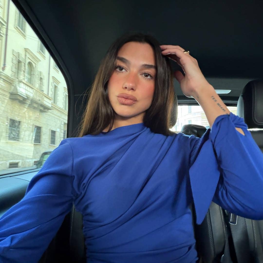 Inspirasi sunkissed makeup ala Dua Lipa 