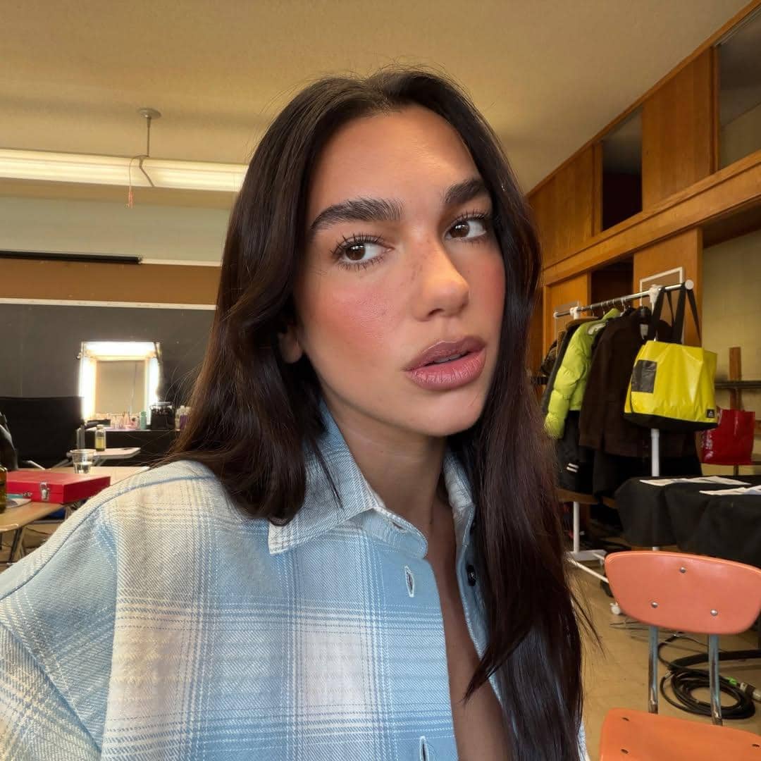 Inspirasi sunkissed makeup ala Dua Lipa