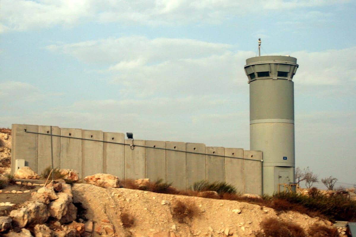 Tembok pembatas antara Yerusalem, Israel, dan Tepi Barat, Palestina.