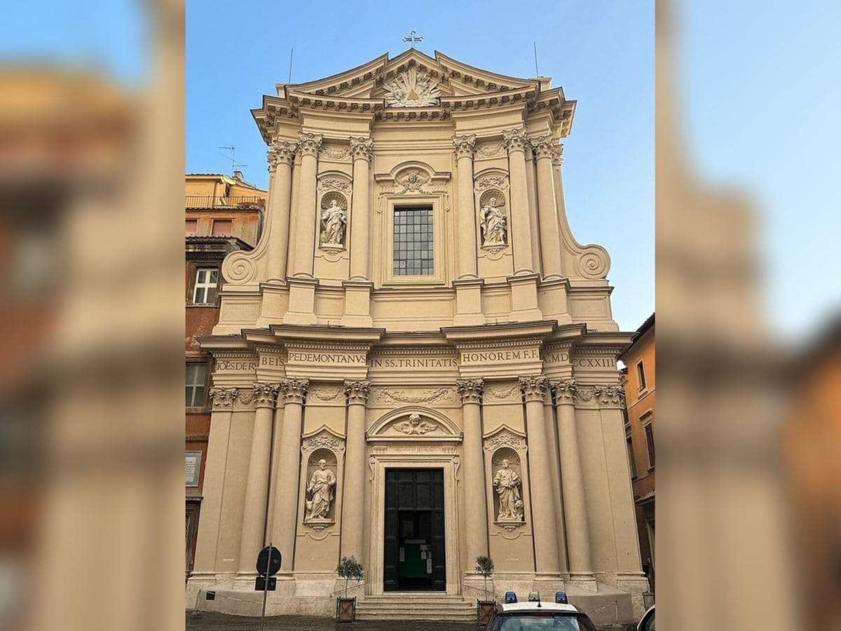 potret fasad Gereja Gereja Tritunggal Mahakudus bagi Para Peziarah, Roma setelah restorasi di tahun 2024