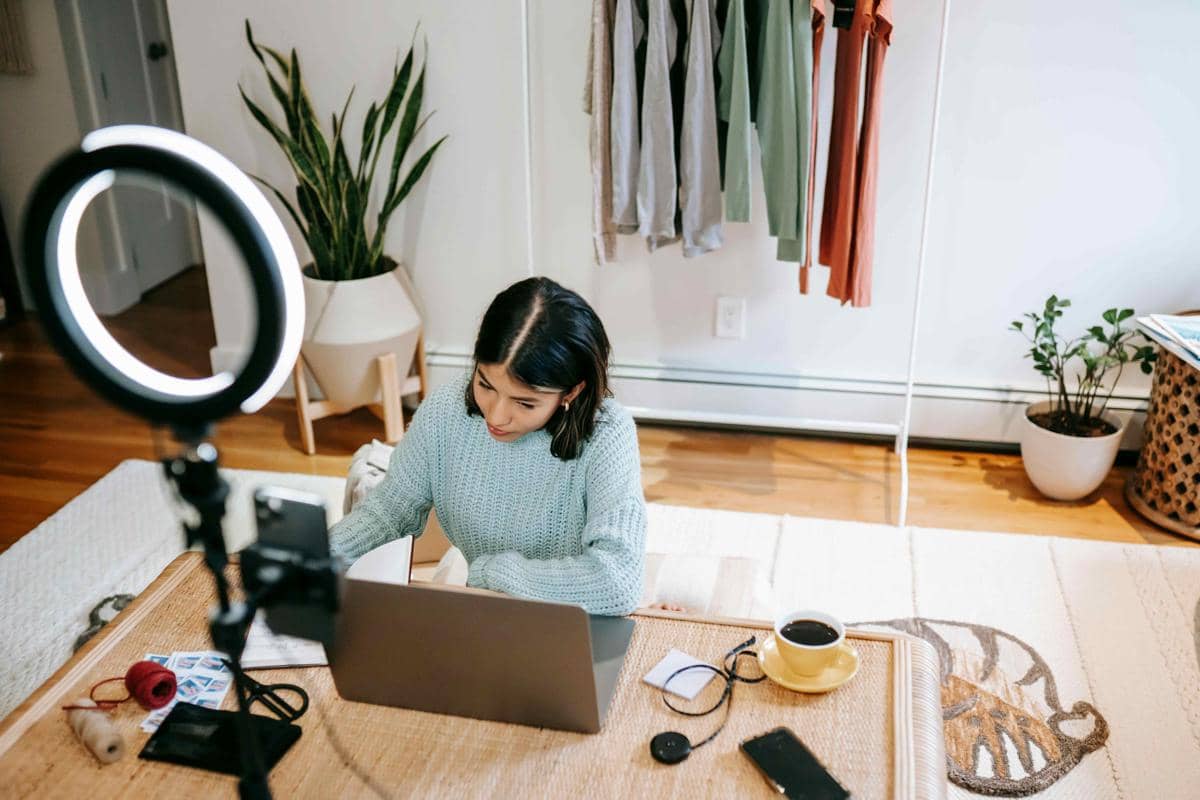 ilustrasi perempuan fokus di depan laptop