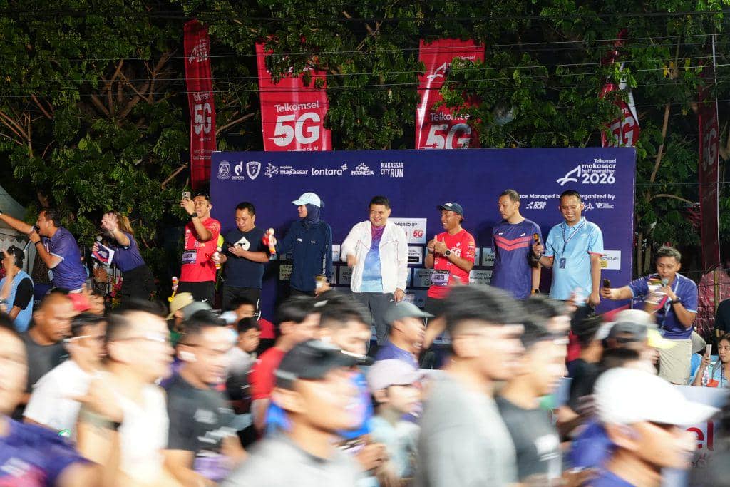 Wali Kota Makassar Munafri Arifuddin melepas peserta Makassar Half Marathon (MHM) 2026, Minggu (1/6/2026). (Dok. Humas Pemkot Makassar)