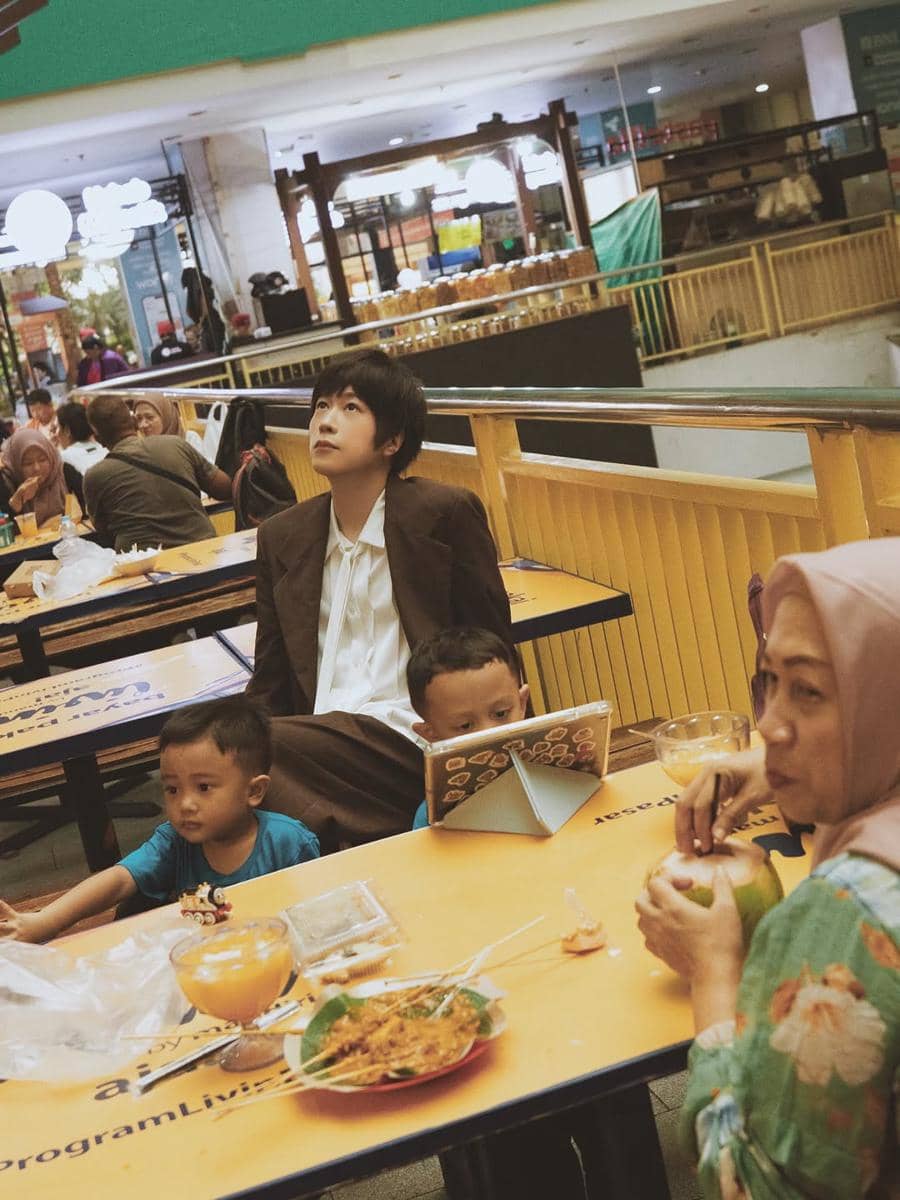 Momen Ashin Mayday blusukan di Jakarta (instagram.com/ashin_ig)