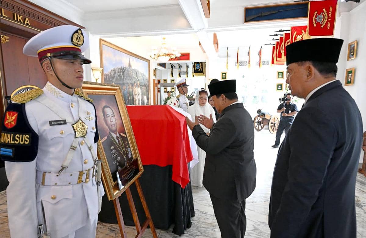 Presiden Prabowo Subianto berdoa di depan peti jenazah Jenderal TNI (Purn) Ryamizard Ryacudu (dok. Sekretariat Presiden)