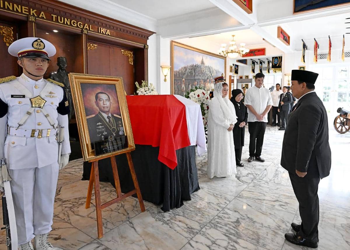 Presiden Prabowo Subianto berdiri di depan peti jenazah Jenderal TNI (Purn) Ryamizard Ryacudu (dok. Sekretariat Presiden)