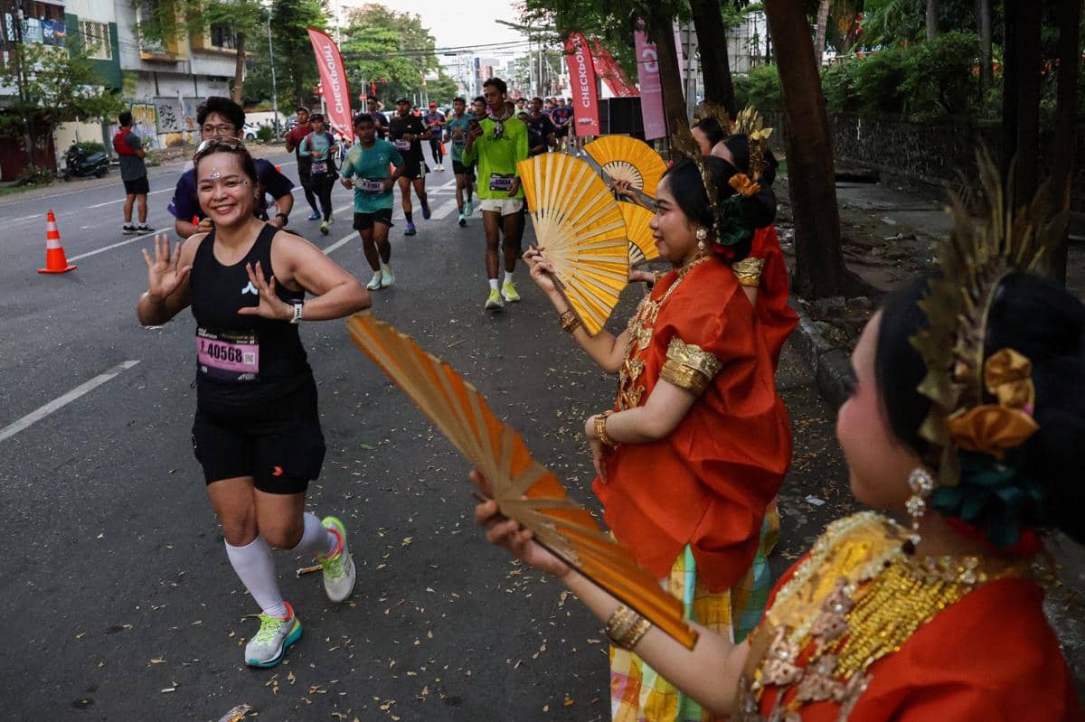 Penari menghibur para peserta yang mengikuti Makassar Half Marathon 2026 di Makassar, Sulawesi Selatan, Minggu (31/5/2026).(ANTARA FOTO/Arna
