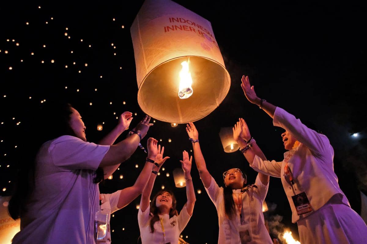 Puncak Waisak 2026, Ribuan Lampion Borobudur Bawa Doa Kedamaian