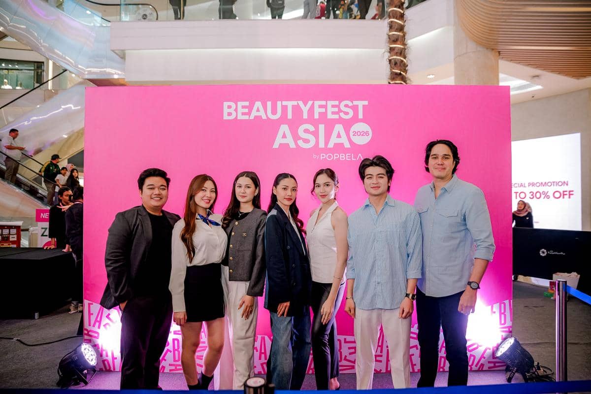 Para pembicara berpose di depan latar merah muda bertuliskan BeautyFest Asia 2026 pada acara talkshow di Jakarta.